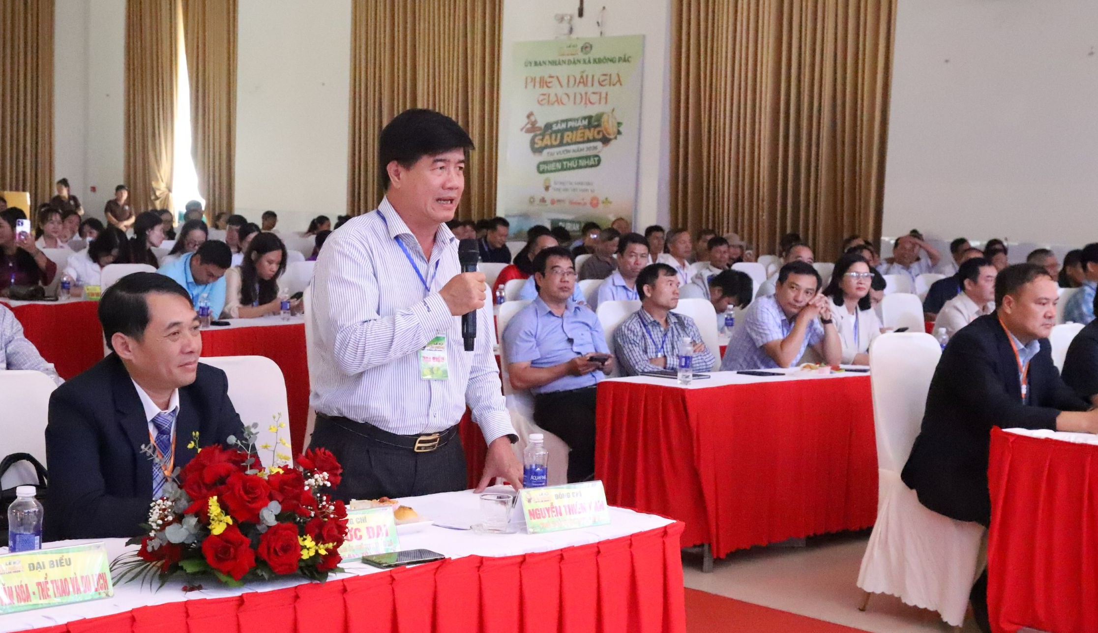 Phó Chủ tịch UBND tỉnh Nguyễn Thiên Văn phát biểu tại Phiên đấu giá  giao dịch sầu riêng tại vườn.